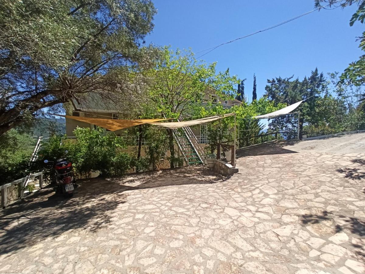 Heras Garden דירה